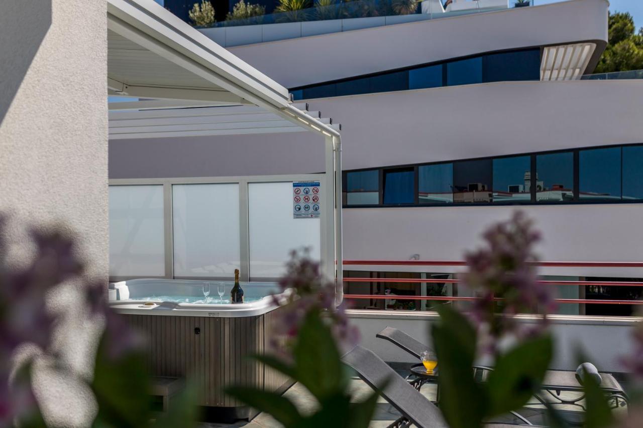 Seaside Penthouse With Hot Tub Sky Living Apartment Сплит Екстериор снимка
