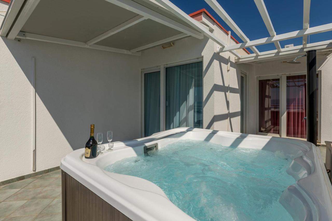 Seaside Penthouse With Hot Tub Sky Living Apartment Сплит Екстериор снимка