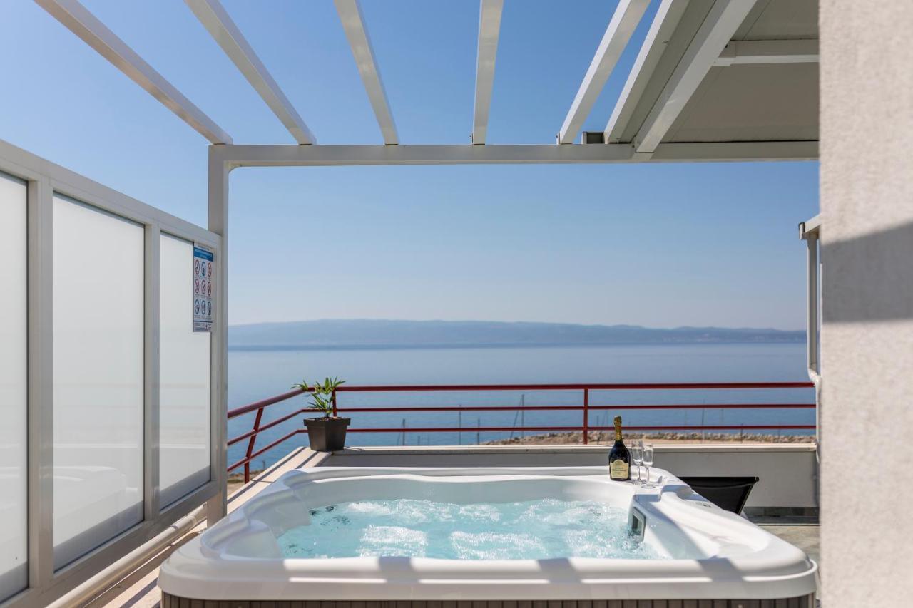 Seaside Penthouse With Hot Tub Sky Living Apartment Сплит Екстериор снимка