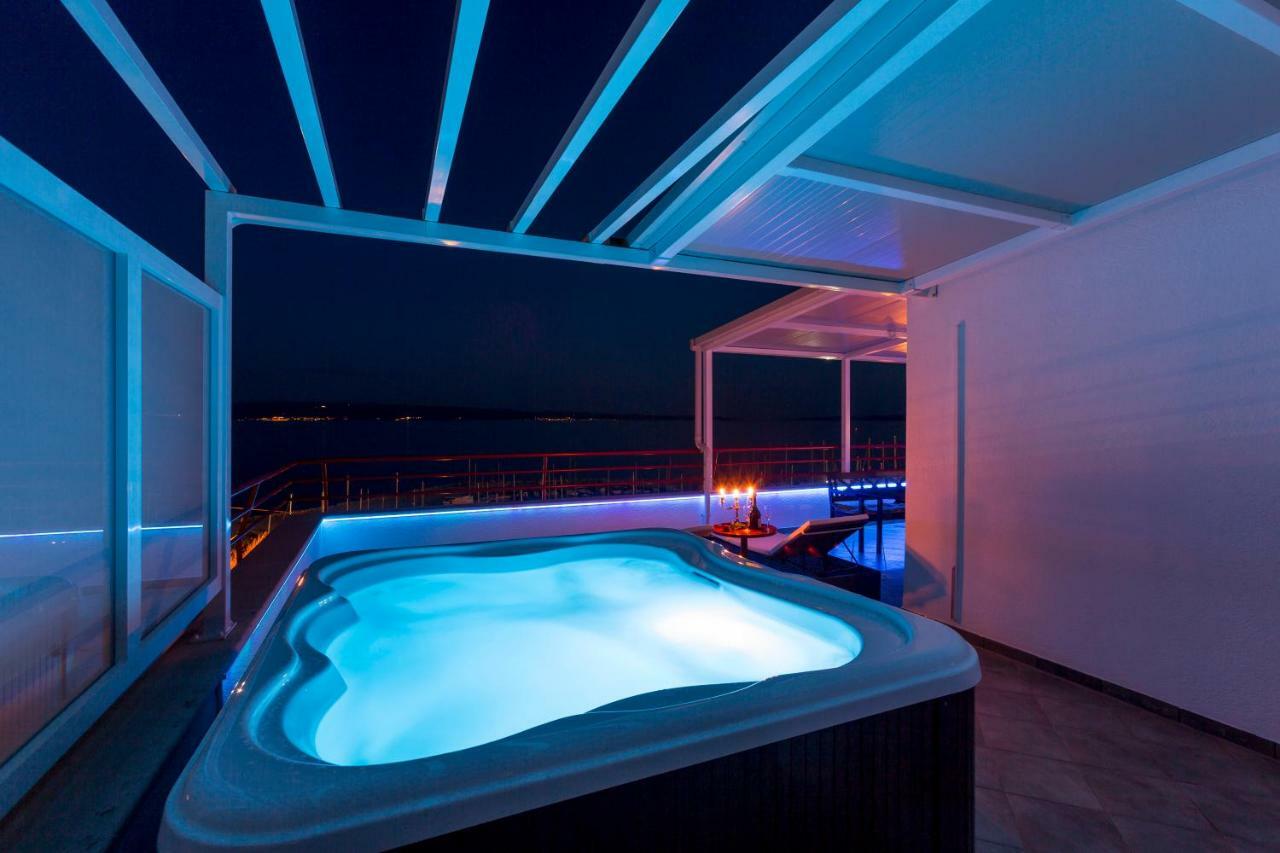 Seaside Penthouse With Hot Tub Sky Living Apartment Сплит Екстериор снимка