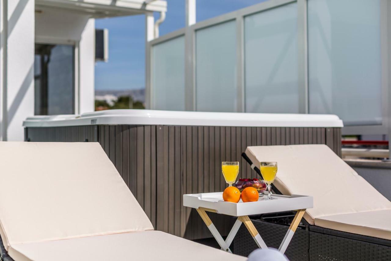 Seaside Penthouse With Hot Tub Sky Living Apartment Сплит Екстериор снимка